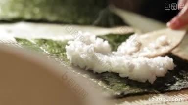 把米饭放在海苔上做寿司卷